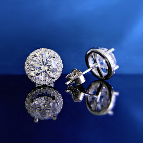 Boucles d’oreilles classiques rondes en argent rhodié 925 serti de diamants et incrustées de zircons – Image 2