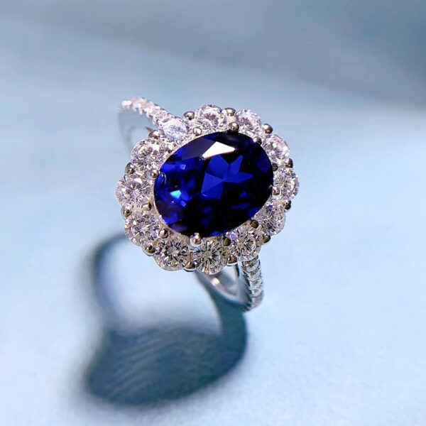 Bague en argent rhodié 925 serti de saphir artificiel ovale 7*9 et incrustées de zircons – Image 3